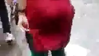 فتاة السوق الفاجرة ذات المؤخرة الكبيرة تأخذه بعمق