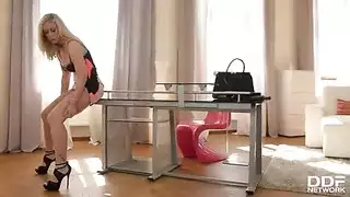 بريطانية ساخنة للغاية تتعري و تمارس سكس الأغراء و الاستمناء بالألعاب الجنسية