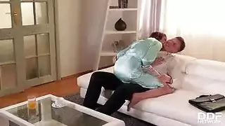 زوجة تمسك زوجها الخائن متلبسًا، تتهيج وتبدأ جنس جماعي