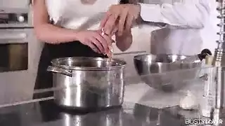 هاردكور في المطبخ: أثداء ضخمة مغطاة بالمني