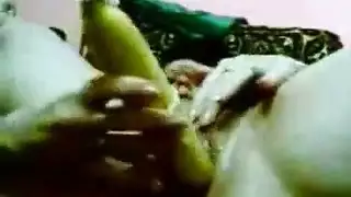 الكلبة الأكبر سناً تجهز كسها الدهني لاختراق الموزة