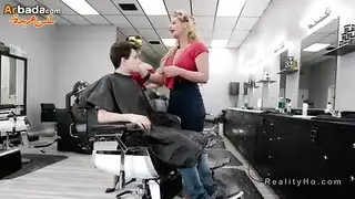 سكس فى صالون الحلاقه