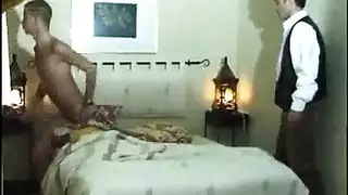يمص زب الي ينيك زوجته الديوث