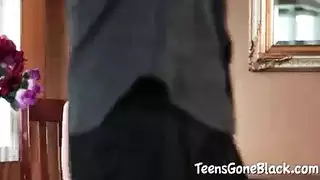 تخون زوجها مع أبو عضلات و يكيفها بزبه الأسود و تصل إلى الرعشة الكبيرة