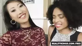 صديق الزوج يمارس الجنس مع زوجته في علاقة جنسية جماعية مثيرة