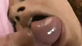جمال أسمر يختنق على قضيب نابض متعرق حتى ينفجر المني