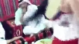 حفلة جنس كويتية في المسبح: زوجات خليجيات ساخنات يتبادلن ويضاجعن