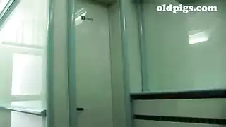 اللبوة الناضجة تتعرف على رجل في البار و تتناك في التواليت