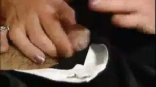ملكة أفلام ناضجة تطالب بأقضية شبابية صلبة من أجل فرجها المبلل