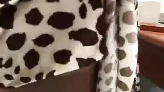 السكرتيرة القحبة تغري مديرها بجسمها الساخن حتى تتناك منه في المكتب