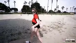 أول ظهور إكس إكس إكس: المراهقة تأخذ زب ضخم في كل فتحاتها