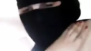 سيدة مطلقة ساخنة ترتدي نقاب تخلع ملابسها أمام الكاميرا وتعرض أثداءها الممتلئة وصدرها الحليبي