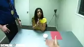 تأديب شرطي عنيف: لاتينية تختنق بقضيب شرطي سميك