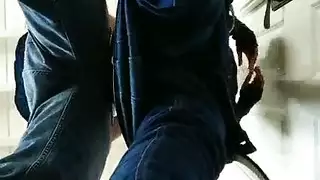 فتاة ساذجة تُضرب وقوفًا تُقذف بعد خسارة الرهان