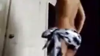 جمال شرق أوسطي يخلع ملابسه ويدور بمؤخرته العصبية في رقص إباحي