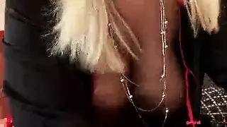 شقراء مهووسة بالشرج تأخذ ضربًا عنيفًا، تنتهي بدش قذف كريمي على ثدييها