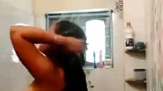 عاهرة مصرية مثارة تلمس فرجها المبلل في الحمام