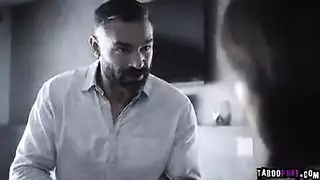 تدمير شرجي ومهبلي قاسي للعاملة العارية
