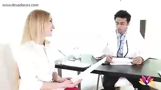 ربة منزل مثيرة تتحول فحصها الطبي الحار إلى جنس صريح في العيادة