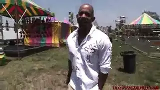 زوجة خائنة تتمدد بقضيب أسود ضخم