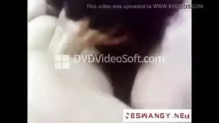 شاب يلعق فرج حليقة لزوجة horny