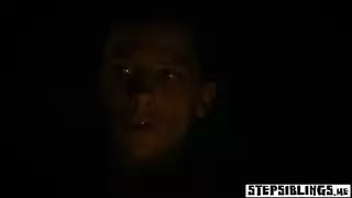 الفتاة المراهقة الممحونة تمتلئ بقضيب أخيها السميك