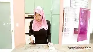 مراهقة محجبة تغوي زوج أمها لممارسة جنس صريح