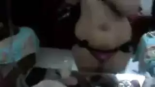 يائسة ووحيدة: منظور يدوي على حلماتها القاسية