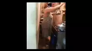 فيديو تلصصي عاري لأم ممتلئة الجسم تم تصويره سرًا ونشره لمشاهدات إكس إكس إكس