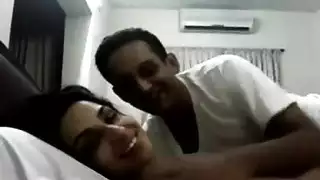 ركبة ساخنة: تقبيل، عصر أثداء، ونك كس قاسي