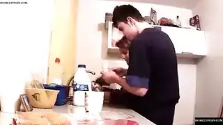 نكية صباحية سريعة: انحناء على الطاولة لجماع عنيف