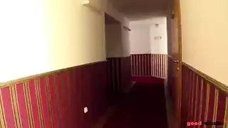 ديوثة صغيرة تأخذ نيك كلابي خشن ثم تمص زب حتى تقذف