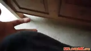 فتاة شقية ساخنة تستمتع بزب أخوها من أبوها وهو يمشي نائما
