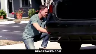 نيك بنت ذات شعر مجعد