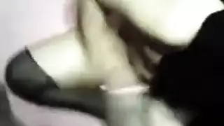 شرموطة ترضع زبي و تخفي وجهها بالنقاب و انا مستمتع و قذفت في فمها