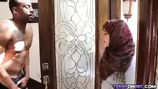 فتاة محجبة تدمر بقضيب أسود كبير في جماع صريح