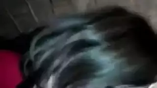عاهرة تظهر فرجها المحلوق وتتوسل لجنس قاسي