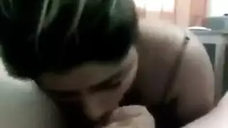 زوجة خائنة تخدم قضيب عشيقها بجنس فموي مثير وتأخذ عضوه الصلب