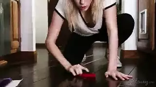 امرأة مسيطرة تأخذ خادمتها إلى السرير لممارسة جنس سحاقي صريح