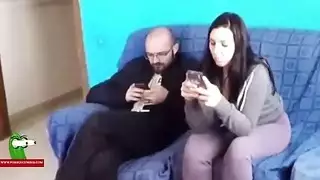 جنس زوجي صعب: نيك على الأريكة مع إيلاج عميق