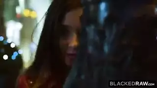 شقراء مثارة في ملابس داخلية تبتلع عمود أسود إباحي عملاق