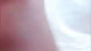 استمناء على الكاميرا: بيضاء ممتلئة تظهر كسها المبلل