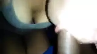 تكشف صدرها وساقيها، وهو يريد مص قضيبه بقوة