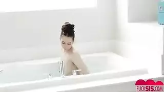 يشوفها عارية، يداعب بزازها الكبيرة وطيزها، ثم ينيكها بقوة