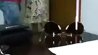 عاهرة الشركة تمتلئ طيزها المشدود خلال استراحة الغداء