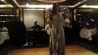 راقصة مصرية تمتطي قضيبًا كبيرًا بشراسة