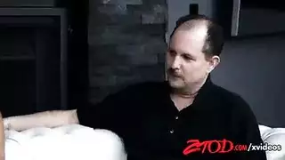 زوجة الأب المثيرة تتوسل لجنس صعب بينما يشاهد الزوج