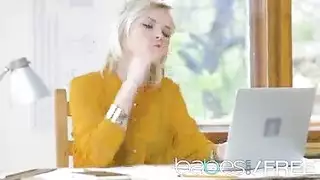 زميل يضبط شقراء تستمني على إباحية ويعطيها قضيبه