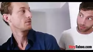 الفتاة المثيرة تأخذ قضيبين في مهبلها وشرجها في جنس عائلي