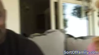 قضيب أسود كبير يضرب عاهرة شقراء في جماع عنيف